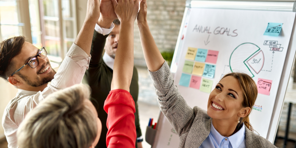 Liderazgo y Desarrollo de Equipos Liderazgo y Desarrollo de Equipos